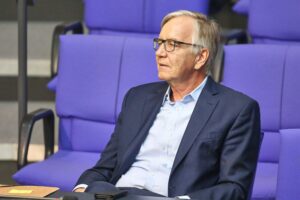 Dietmar Bartsch diskutiert über Beamtenbesoldung und Verbeamtung in Berlin, politische Debatte.