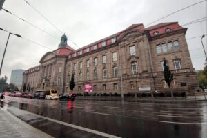 Durchsuchung von E-Mail-Konten im Wirtschaftsministerium; Aufdeckung größerer Missstände als previously bekannt.