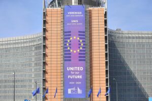 EU-Kommission in Brüssel, Regulierung von OpenAI unter Digital Services Act wegen hoher Nutzerzahlen.