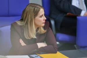 Verena Hubertz spricht in Berlin, besorgt über Phishingangriffe auf Politiker und Sicherheitsfragen.