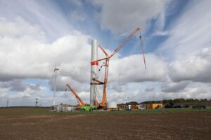 Ein Windrad im Bau symbolisiert die Herausforderungen und Strategien der deutschen Energiepolitik.