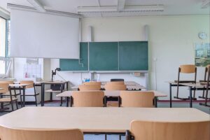 Klassenraum mit Lehrkräften, die Zugang zu mentalen Gesundheitsangeboten für Schulpersonal verbessern.