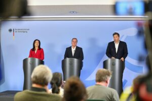 Politiker diskutieren Rüstungskooperation zwischen Deutschland und Ukraine, Sicherheits- und Verteidigungsprojekte.