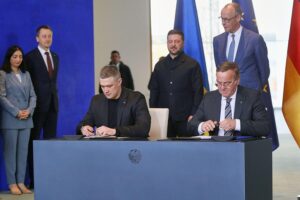 Zwei Minister unterzeichnen Abkommen für digitale Gefechtsdaten und vertiefte Verteidi Kooperation zwischen Deutschland und Ukraine.