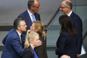 Politiker diskutieren über Vertrauenskrise und notwendige Entlastungen für die Bevölkerung in Berlin.