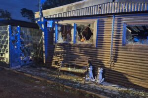Feuerwehr im Einsatz, brennende Wohneinheit, Rauch, große Einsatzkräfte, Campingplatz, angespannten Situation.