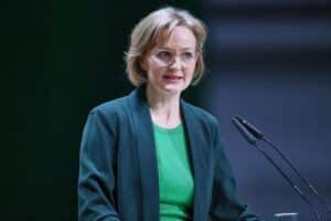 Franziska Brantner kritisiert Koalitionsstreit, fordert Entlastungen für Bürger und notwendige Reformen.