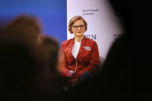Franziska Brantner kritisiert Trump: Eskalation, Brandstiftung, NATO-Partner verloren. Europäische Verteidigung notwendig.