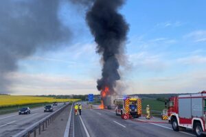 Brennender Lastwagen auf Autobahn, Feuerwehr im Einsatz, Autobahnabschnitt gesperrt.
