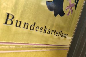 Bundeskartellamt untersucht Preisverstöße an Tankstellen, neue 12-Uhr-Regel betrifft Autofahrer und Preise.