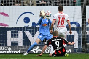 Fußballspiel: Eintracht Frankfurt gegen RB Leipzig, Endstand 1:3, intensive Spielszene mit Toren.
