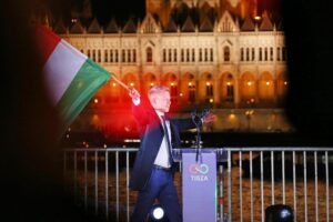 Péter Magyar feiert seinen Wahlsieg in Ungarn, umgeben von jubelnden Anhängern.