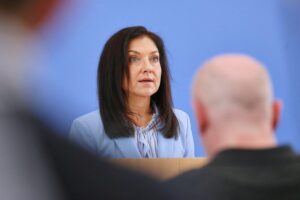 Katherina Reiche präsentiert negative Wachstumsprognose und erklärt Auswirkungen geopolitischer Konflikte.