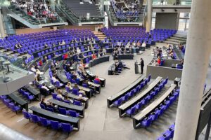 Bundestagsabgeordnete stimmen über Vergabe von öffentlichen Aufträgen ab, Beschleunigung im Fokus.