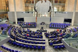 Abgeordnete im Bundestag diskutieren über geplante Diätenerhöhung und erhaltene Kritik aus verschiedenen Lagern.
