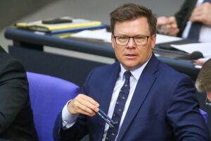 Carsten Schneider diskutiert Energiekrise und nachhaltige Lösungen in ARD-Sendung.
