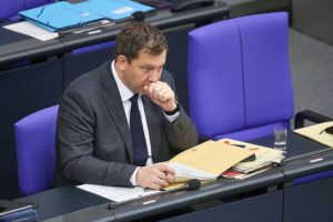 Lars Klingbeil spricht über Spritpreise, Krise und politische Lösungen in Berlin.