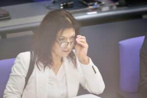 Katherina Reiche, CDU-Politikerin, im Fokus der Debatte zu Spritpreisen und sozialen Entlastungen.