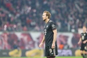 Harry Kane jubelt nach seinem Tor, Bayern München führt 2:1 gegen Real Madrid.