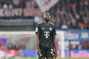 Santiago Upamecano jubelt nach Torerfolg in intensiver Champions-League-Partie zwischen PSG und Bayern.
