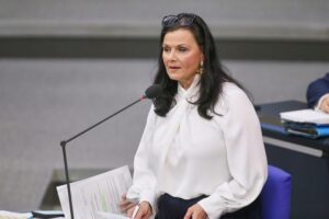 Gitta Connemann diskutiert die Notwendigkeit flexibler Entlastungsprämien für den Mittelstand.