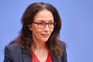 Yasmin Fahimi spricht über Arbeitsmarkt, Feiertage und Wirtschaftsreformen in Berlin.