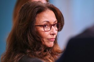 Yasmin Fahimi diskutiert Arbeitsverträge und Unternehmensinvestitionen in Innovationen in Berlin.