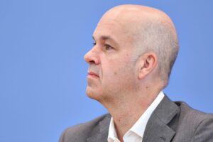 Marcel Fratzscher warnt vor wirtschaftlichen Folgen des Iran-Kriegs und fordert finanzielle Unterstützung für Bürger.