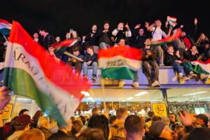 Tisza-Anhänger feiern ausgelassen bei der Wahlparty nach dem Sieg über Orbans Regierung.