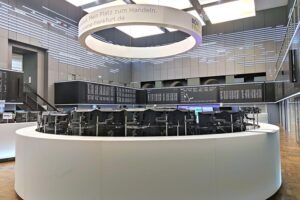 Frankfurter Börse mit Dax-Entwicklung, fallenden Ölpreisen, nervösen Investoren und Marktanalysen.