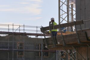 Bauarbeiter auf Baustelle, symbolisiert den Wohnungsbauboom in Deutschland 2026.