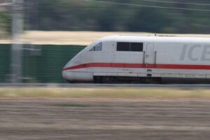 Pünktlicher ICE im März: Über 60 Prozent aller Fernzüge erreichen rechtzeitig ihr Ziel.
