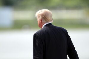 Katholische Bischöfe distanzieren sich von Trump, kritisieren seine Äußerungen und politische Haltung.