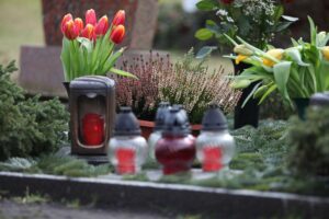 Friedhof mit Grabsteinen, der Verlust und vermeidbare Sterblichkeit symbolisierend, in Deutschland.