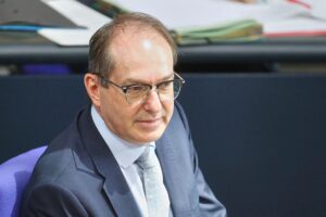 Dobrindt fordert Koalition zu Reformen auf: Zusammenarbeit, Verantwortung und Eile sind entscheidend.