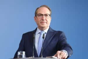 Alexander Dobrindt diskutiert nervöse Koalitionspolitik, betont notwendige Zusammenarbeit und Reformgeschwindigkeit.