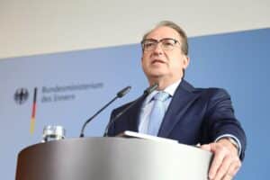 Alexander Dobrindt erläutert neue digitale Ermittlungsbefugnisse für Polizei und BKA in Berlin.
