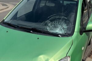 Verkehrsunfall zwischen Elektroroller und Pkw; verletzter Fahrer, Polizei ermittelt.