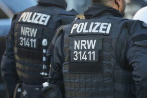 E-Scooterfahrer nach Unfall mit Auto schwer verletzt, Polizei untersucht den Unfallort.