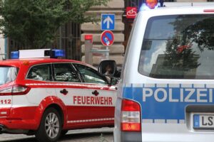 Feuerwehr löscht Zimmerbrand, Rettungskräfte helfen Bewohnern, tragischer Vorfall in Bonn.