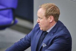 Tilman Kuban diskutiert im Bundestag über Staatshilfen und Eigenverantwortung in Krisenzeiten.