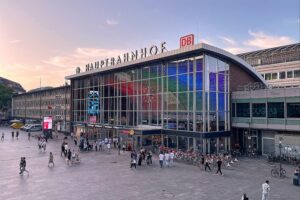 Kölner Hauptbahnhof: Bundespolizei nimmt entwichenen Strafgefangenen fest, Identitätsprüfung.