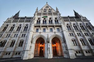 Ungarns Parlament mit Blick auf den Streit um das LGBTQ-Gesetz und EU-Grundrechte.