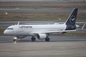 Lufthansa-Maschine vor blauem Himmel, symbolisiert die Herausforderungen der Airline während der Corona-Pandemie.