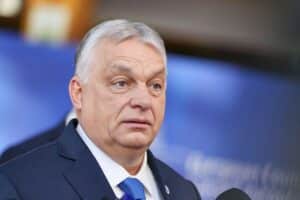 Viktor Orbán im Fokus: Vorwürfe über russische Einflussnahme und bevorstehende Wahl in Ungarn.