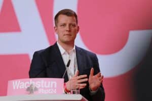 Henning Höne spricht über FDP-Neustart und Herausforderungen, visuelle Darstellung: Politik, Hoffnung, Veränderung.