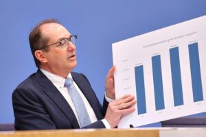 Alexander Dobrindt präsentiert Kriminalstatistik 2025, Rückgang bei Gewaltkriminalität, Jugendliche stark betroffen.