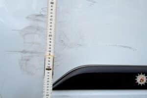 Verbaschter Ford Transit mit Schäden an der Fahrertür, Verursacher unbekannt. Polizeiermittlungen laufen.