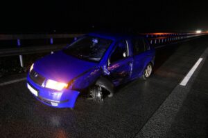 Unfallfahrzeug auf Autobahn, beschädigt, Polizei, Einsatzfahrzeuge, Verletzte, Verkehrsunfall, Sachschaden.