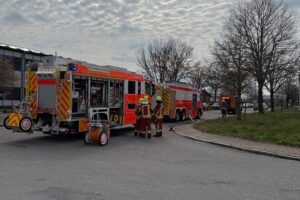Rauchentwicklung und Feuer an Zerspanungsmaschine in Gewerbetrieb; Feuerwehr im Einsatz, niemand verletzt.